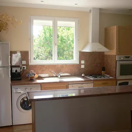 With 2 Bedrooms In Beziers, With Pool Access, Enclosed Garde